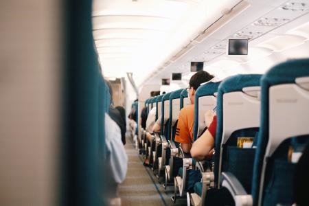 Nova regra no Reino Unido impede companhias aéreas de cobrar para que crianças viajem ao lado dos pais