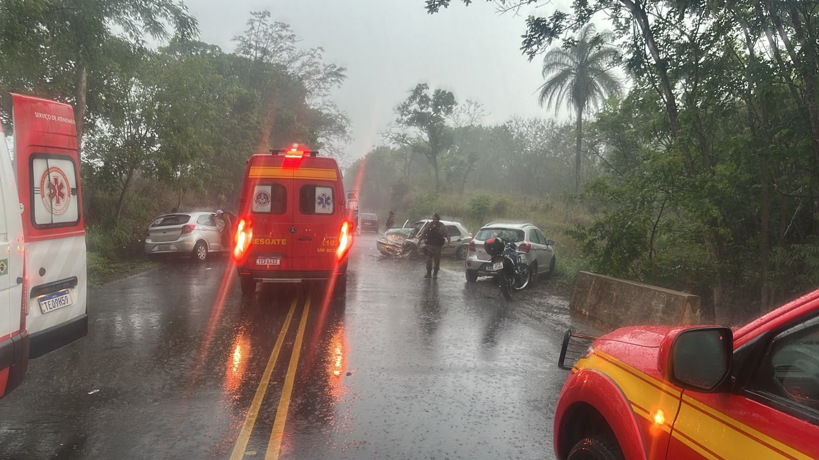 Batida entre dois carros deixa um homem morto em MG