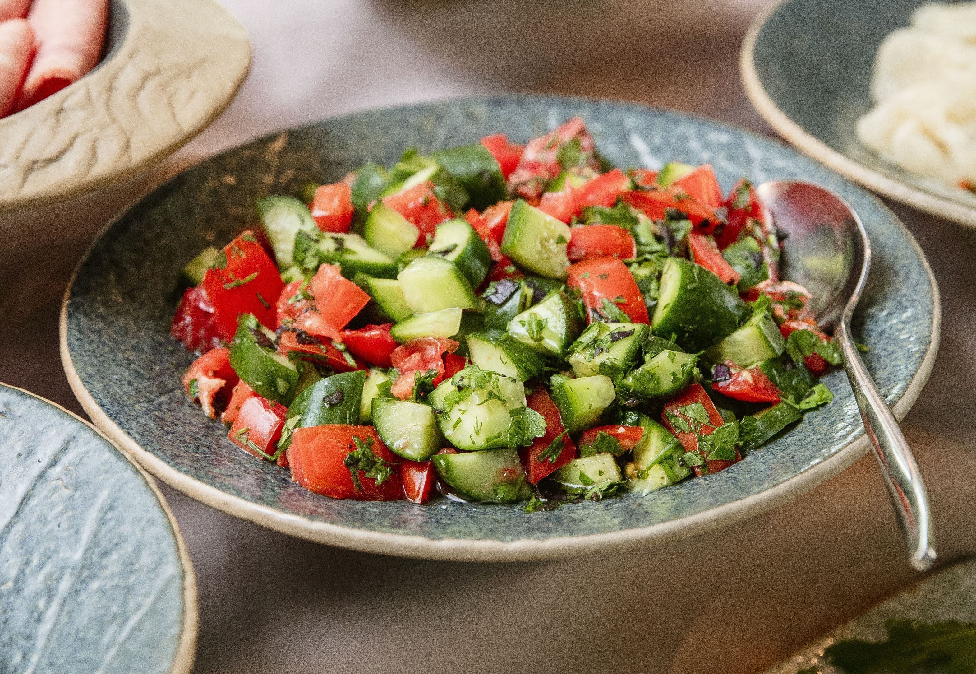 Salada de pepino com grão-de-bico: receita fresca e fácil para o almoço