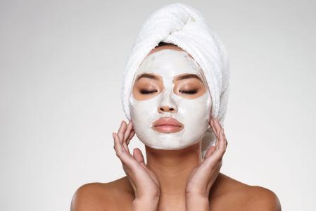 Máscaras faciais hidratantes podem complementar os cuidados com a pele durante viagens longas, especialmente quando há sensação de ressecamento.