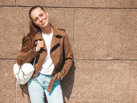 O jeans marrom-chocolate aparece como alternativa ao denim azul e pode ser combinado com peças neutras ou coloridas.