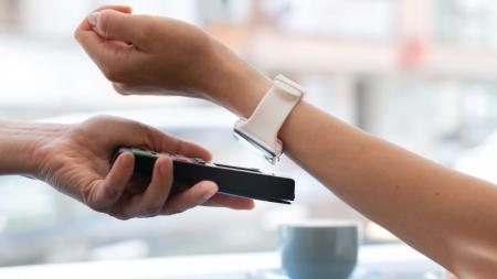 Funções bancárias em acessórios conectam diferentes experiências em um mesmo dispositivo