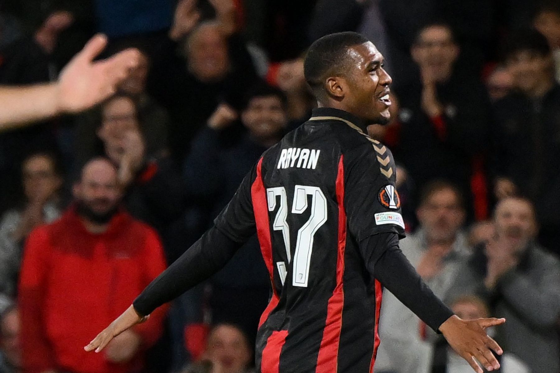 Dupla brasileira dá show, e Bournemouth vence mais uma pela Liga Europa