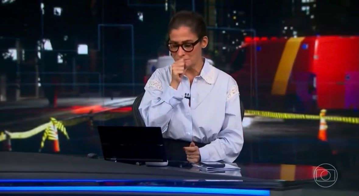 Renata Vasconcellos interrompe notícia após crise de tosse no Jornal Nacional: ‘Peço desculpas’
