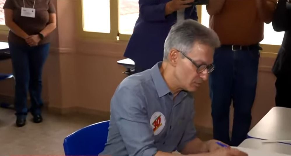 Zema vota em Araxá e segue para BH para acompanhar apuração