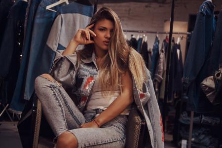 A produção de moda reúne marcas como Prada, Jil Sander, Nike e Jaded London para explorar a passagem entre estações.