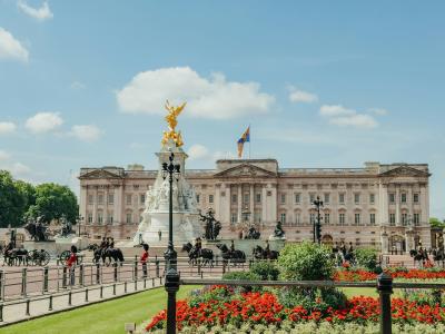 Palácio de Buckingham, em Londres, é um dos castelos e palácios históricos mais populares da Europa