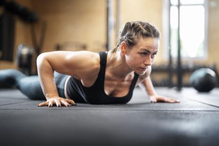 Exercícios como flexões e agachamentos podem estimular os músculos sem o uso de equipamentos.