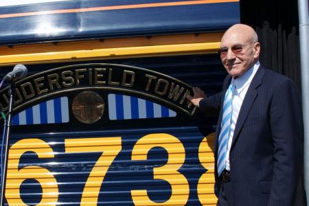 Patrick Stewart representou o Huddersfield em evento da empresa ferroviária GB Railfreight • Divulgação/Huddersfield Town