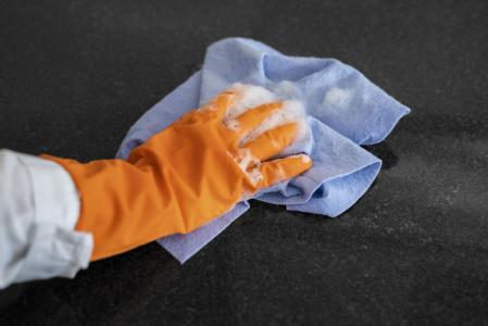 Para lavar os panos, você só precisa de detergente, bicarbonato e água quente