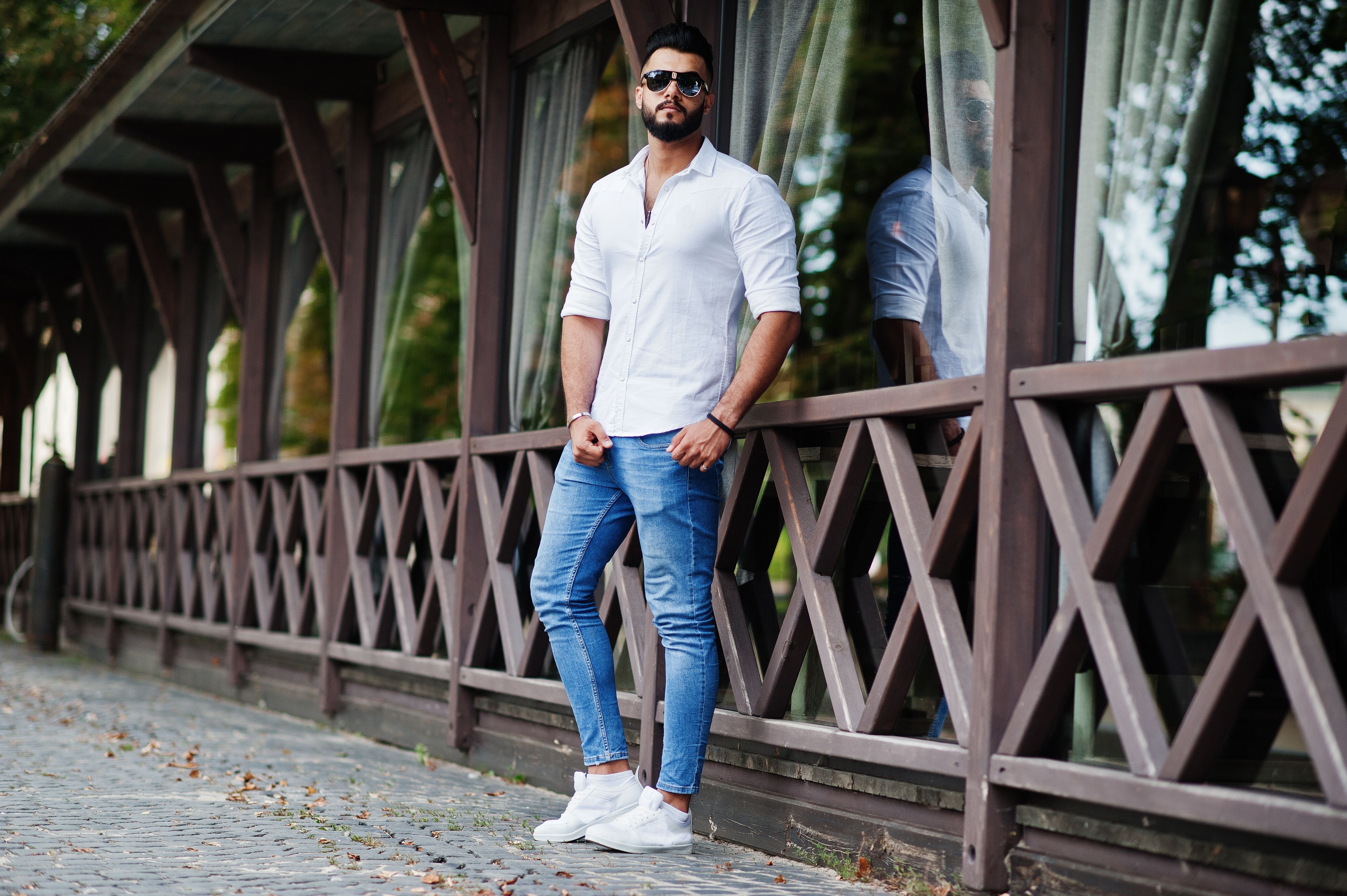 Jeans reto, slim ou largo? Saiba como escolher seu modelo