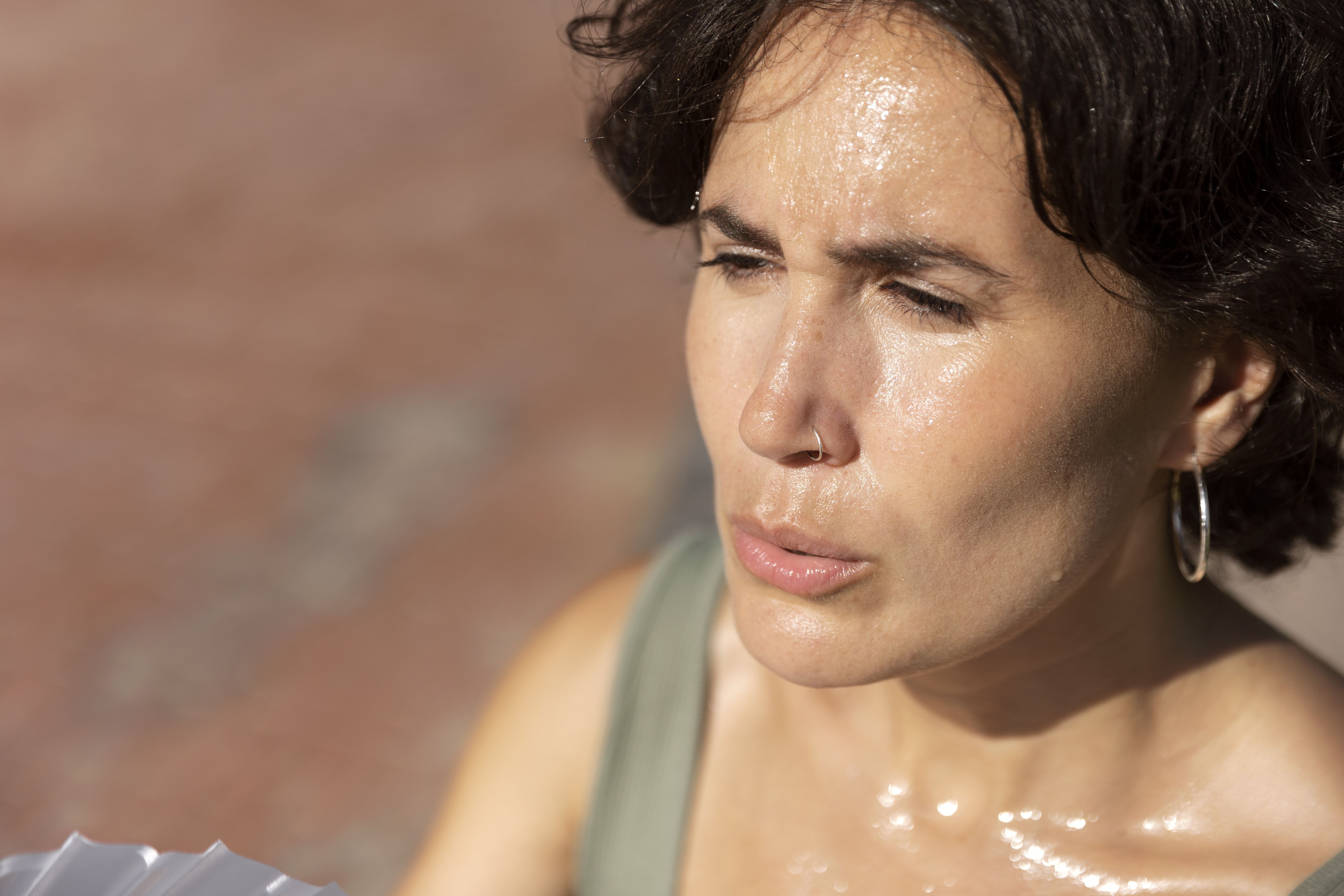 Esfregar os olhos após contato com protetor solar pode piorar irritação; entenda
