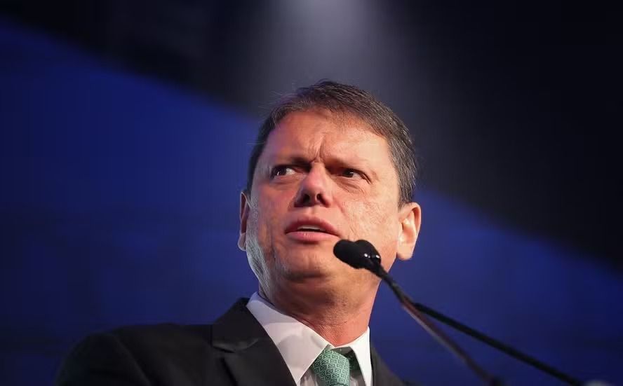 Em vídeo, Tarcísio reconhece vitória de Lula e repete 'a eleição passou' por seis vezes