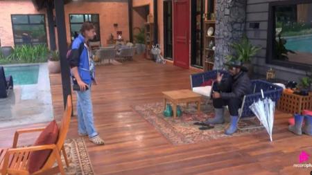 Thaíde e Daniel conversam em A Fazenda 18