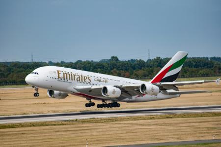Avião da Emirates decolando