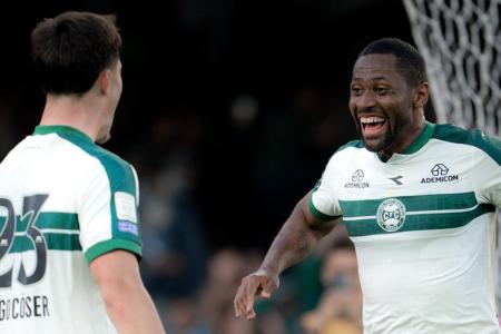 Tinga celebra gol pelo Coritiba