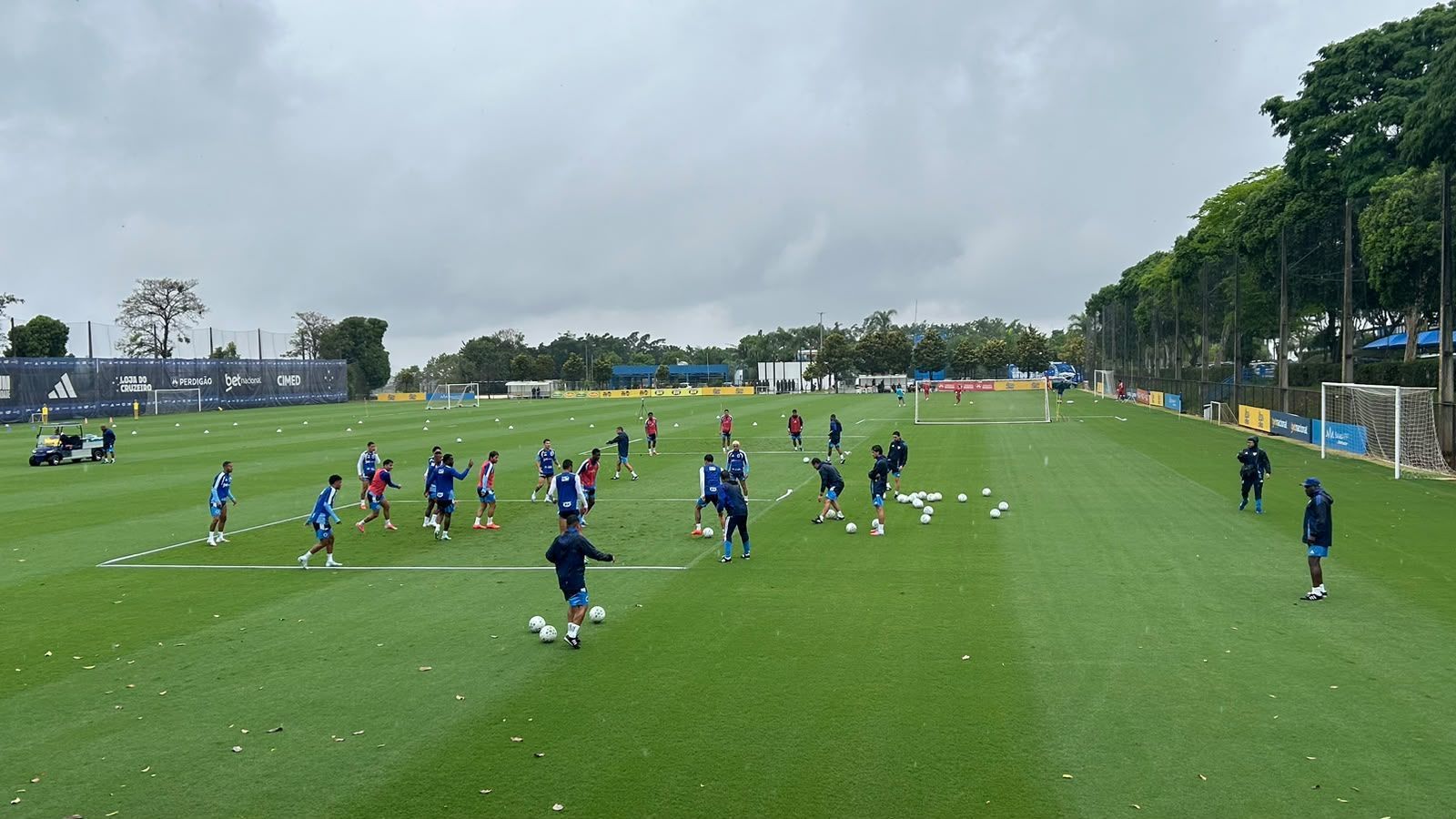 Volante do Cruzeiro é ausência em treino aberto à imprensa; veja como foi