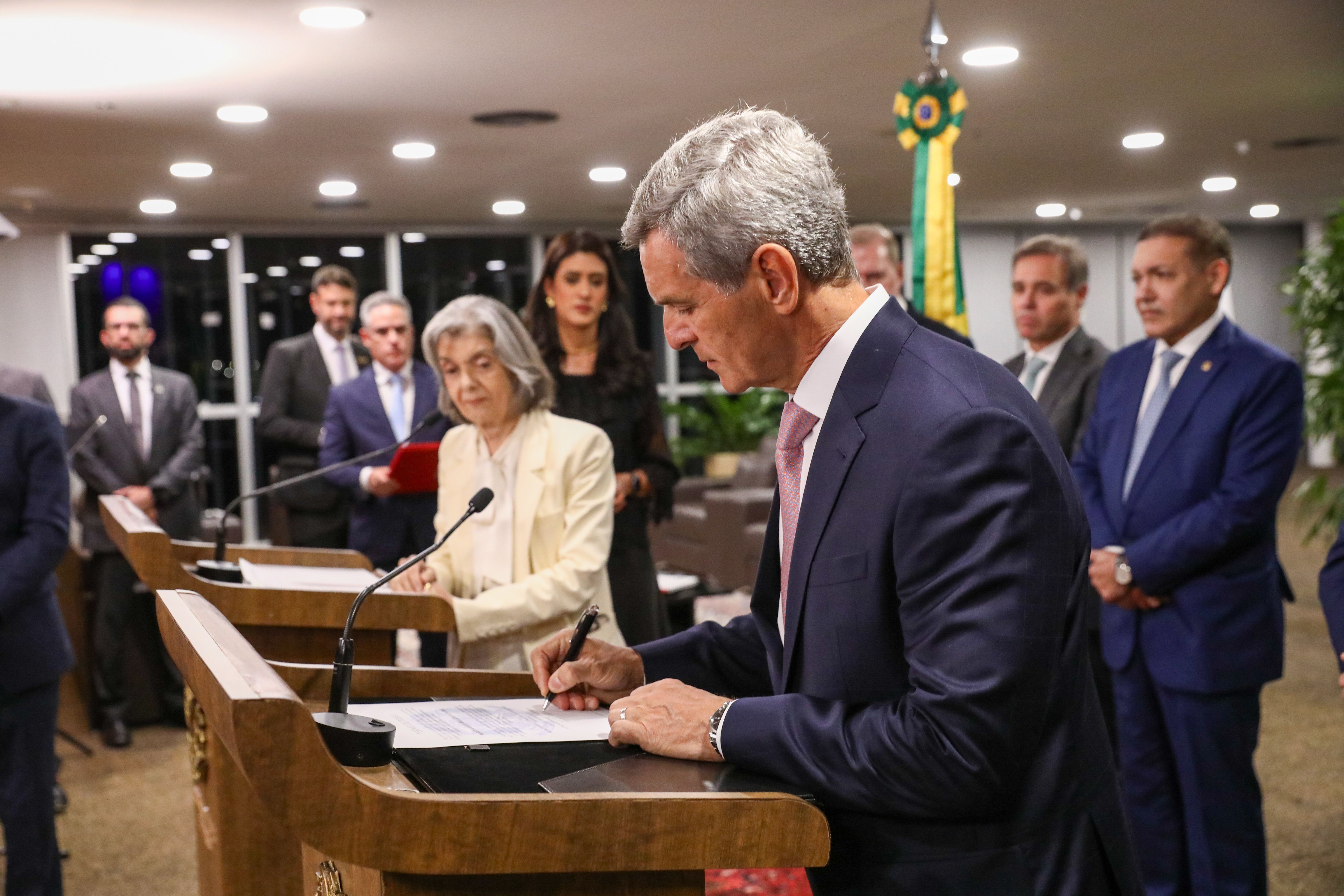 TSE dá 24h para Meta comprovar 'igualdade' entre campanhas de Lula e Flávio