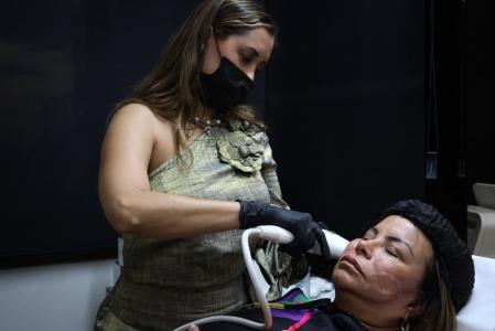Dermatologista realiza procedimento de ultrassom microfocado em paciente