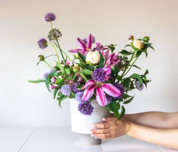 Trocar a água regularmente e limpar o vaso são cuidados importantes para prolongar a vida do buquê.
