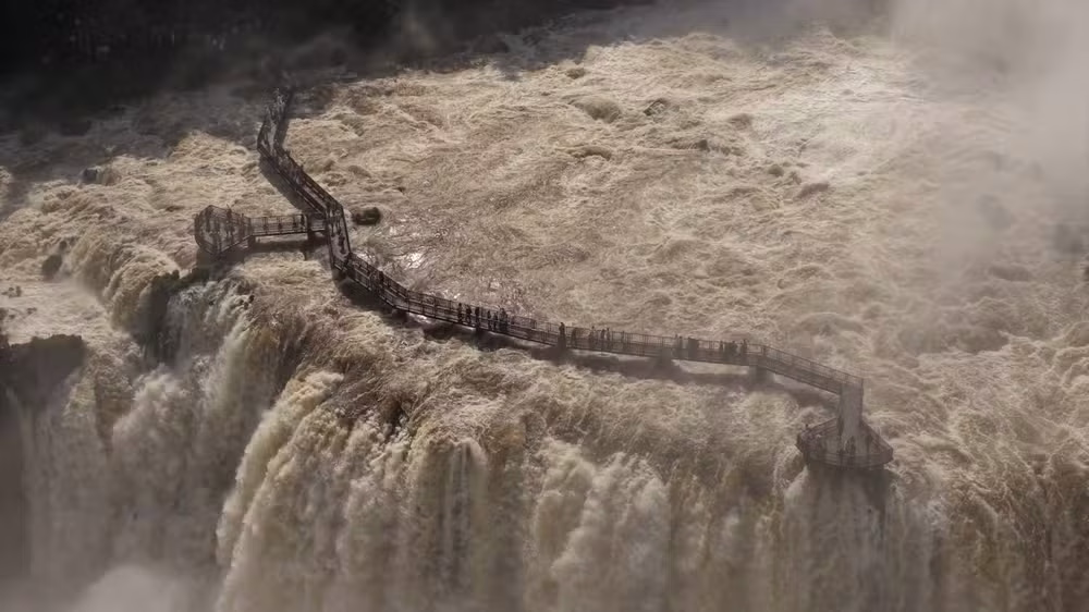 Cataratas do Iguaçu têm passarela interditada e grades retiradas após alta na vazão