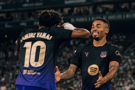 Gabriel Jesus e Yamal celebram gol pelo Barcelona