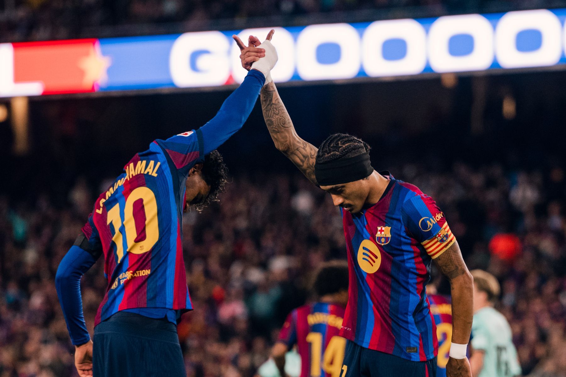 Raphinha e Yamal dão novo show, Barcelona atropela Alavés e dá resposta em La Liga