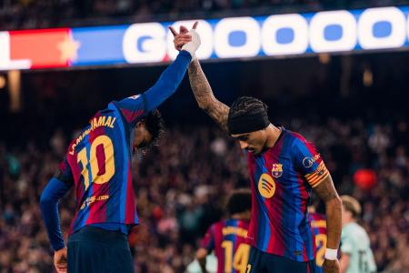 Yamal e Raphinha celebram gol pelo Barcelona