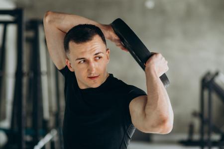 A carga utilizada no treino deve permitir que o exercício seja realizado com técnica e sem compensações.